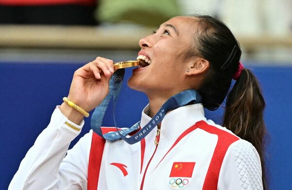Versus / La china Zheng Qinwen conquista el oro en el tenis de París-2024