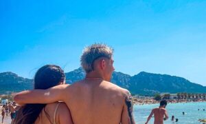 Julio Enciso y su chuli de relax en una playa privé de Francia