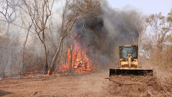 Militares realizan Operativo Tata Ñembogüe por el incendio forestal en Alto Paraguay