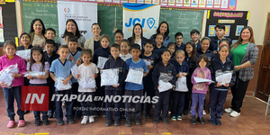 ESTUDIANTES DEL SNPP ENTREGARON CAMISAS A ALUMNOS DE ESCUELA EN URU SAPUCAI - Itapúa Noticias