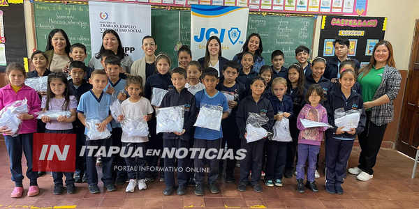 ESTUDIANTES DEL SNPP ENTREGARON CAMISAS A ALUMNOS DE ESCUELA EN URU SAPUCAI - Itapúa Noticias