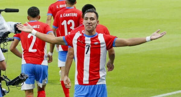 Versus / Marcelo Fernández, un goleador "orgulloso" de sus compañeros