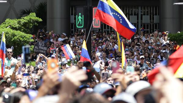 Antichavistas protestan en varias ciudades de Venezuela contra los resultados electorales