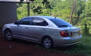 Roban auto a pareja cuando verificaba la construcción de su casa