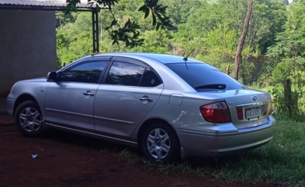 Roban auto a pareja cuando verificaba la construcción de su casa