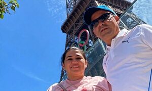 Los papás de Julio Enciso, disfrutando de París
