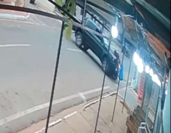 Video: automovilista atropella a motociclista y se da la fuga en San Pedro de Ycuamndyyú - Nacionales - ABC Color