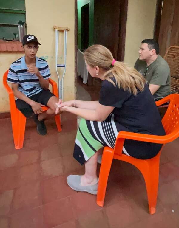Video: ministra de Salud visita a pacientes tras nota enviada a Santi Peña - Nacionales - ABC Color