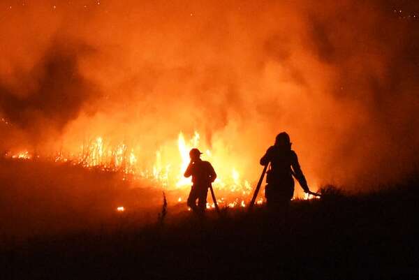 Pelea violenta entre bomberos en pleno incendio: CBVP condena el hecho - Nacionales - ABC Color