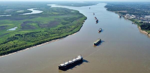 Aumento de peaje en la hidrovía no afectará al tramo utilizado por barcazas paraguayas