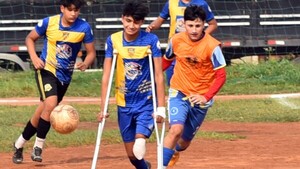 Fútbol con muletas: “Tuve un accidente que me marcó la vida, no me rendí”