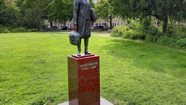 Profanan una estatua de Ana Frank en Ámsterdam con inscripciones propalestinas