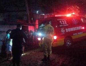 Rescatan mujer que cayó a un pozo