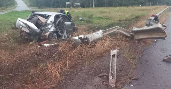 Diario HOY | Aparatoso accidente en Guairá: vehículo queda destrozado tras volcar
