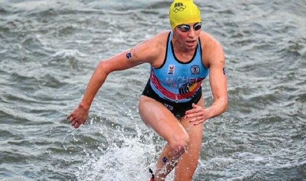 Versus / Una triatleta belga se enferma tras competir en el Sena