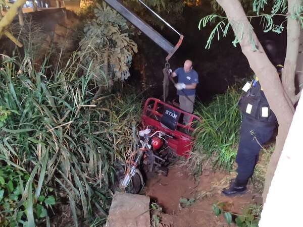 Trágico accidente: menor fallece tras caída de motocarro a un arroyo - Policiales - ABC Color
