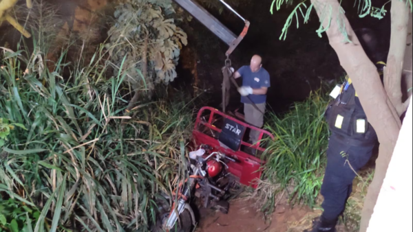 Niño muere al caer motocarro a un arroyo