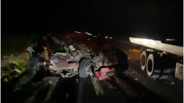 FISCAL SE SALVA DE MILAGRO TRAS CHOCAR CONTRA UN BUS DE LARGA DISTANCIA