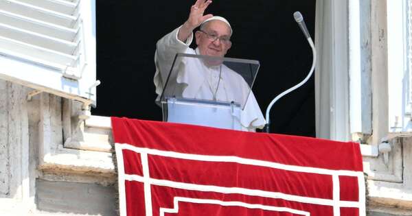 La Nación / El papa incita a la lectura de novelas y poemas