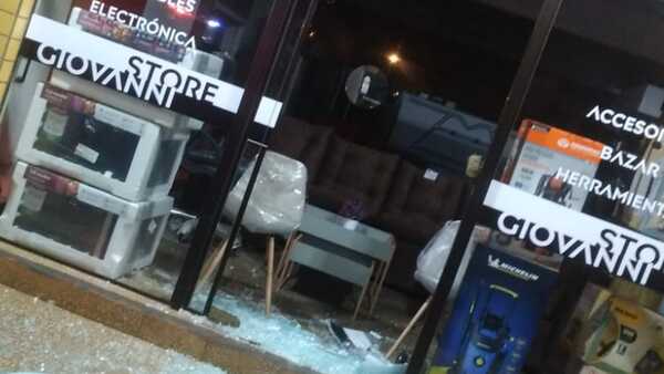 Violentan blindex de un local para hurtar importante cantidad de dinero
