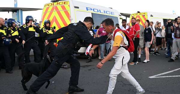La Nación / Reino Unido: urgen reunión de crisis por escalada de violencia antiinmigración