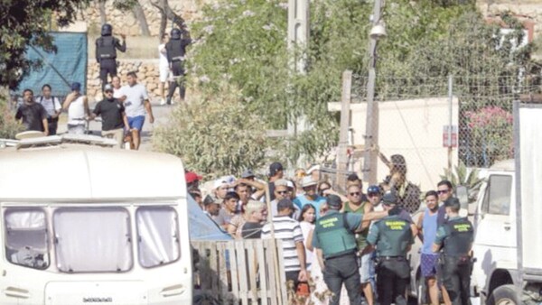 Paraguayos quedaron en la calle tras ser desalojados en España