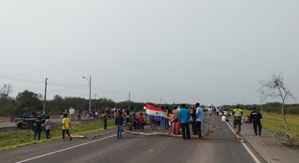 Indígenas bloquean ex-Transchaco exigiendo ayuda ante sequía