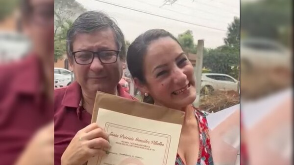 Sorprendió a su esposa con el título de la casa