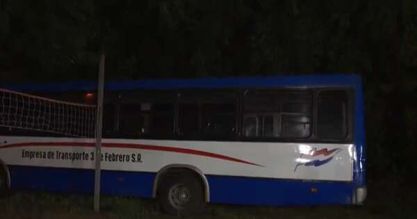 La Nación / Mujer falleció tras caer de un colectivo en Lambaré