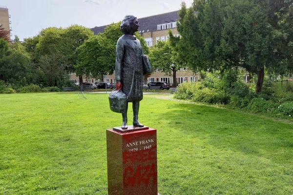 Vandalizan estatua de Ana Frank en Ámsterdam con mensaje propalestino