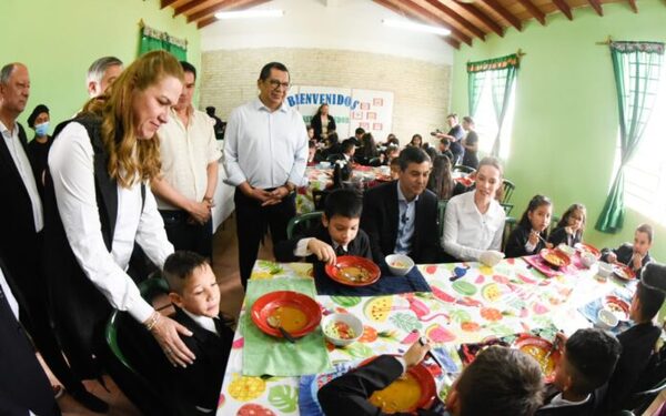 Presidente y primera dama probaron en Guarambaré los primeros platos del programa Hambre Cero - El Trueno