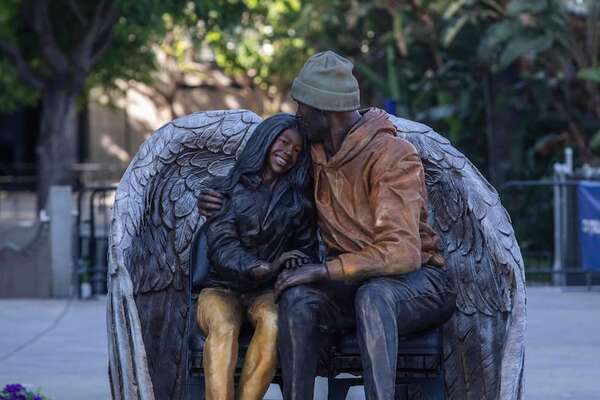 ¡Mirá la nueva estatua de Kobe Bryant y su hija! - Gente - ABC Color