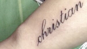“Como prueba de amor, me pidió que me haga un tatuaje con su nombre”