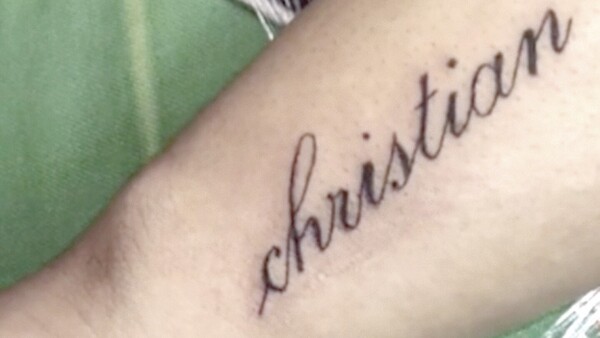 “Como prueba de amor, me pidió que me haga un tatuaje con su nombre”
