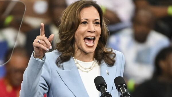 Harris le saca ligera ventaja a Trump, según un sondeo