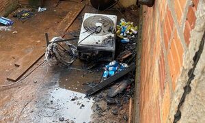 Explosión de aire acondicionado genera incendio de toda una casa