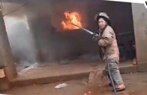 Aire acondicionado explotó e incendió una vivienda