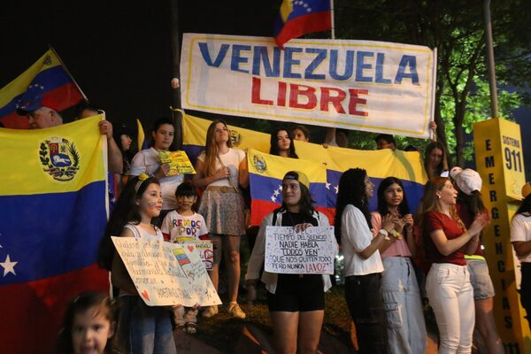 Venezolanos gritan "libertad" desde Paraguay en rechazo a la reelecci贸n de Maduro - Revista PLUS