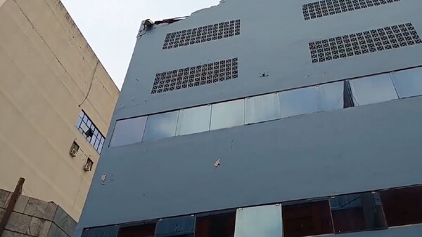 Techo de un edificio colapsa en el microcentro de Ciudad del Este
