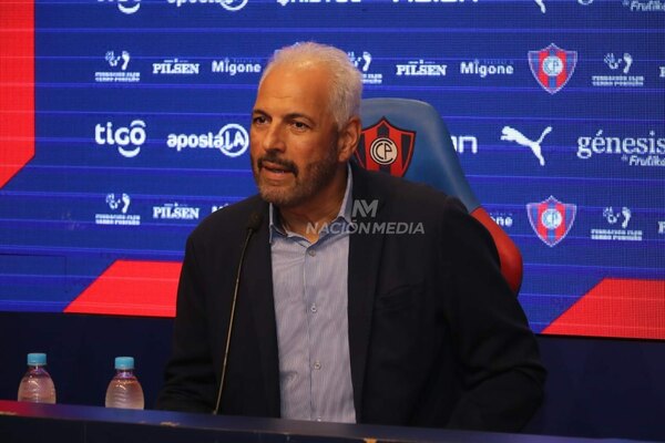 Versus / Zapag: "Vamos a pelear el Clausura, el campeonato perdido fue un accidente"