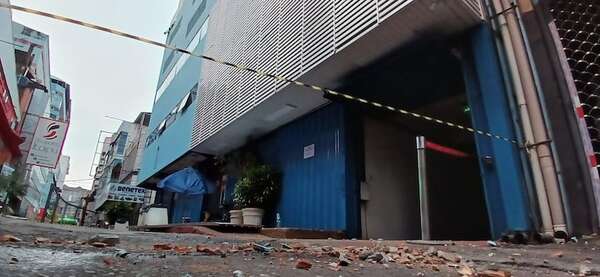 Derrumbe de techo de edificio causa susto en zona comercial de Ciudad del Este - ABC en el Este - ABC Color