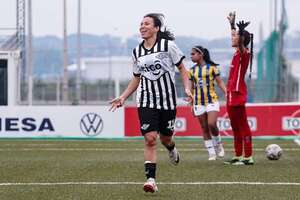 Las líderes de Femenino golearon - Fútbol - ABC Color