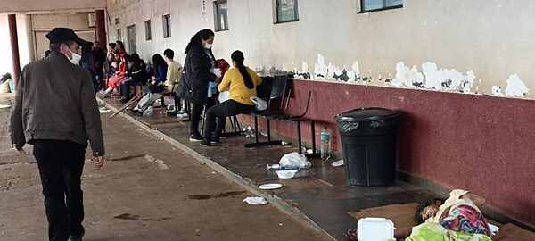 Usuarios “adornan” con basura diariamente el hospital de traumas de CDE - La Clave