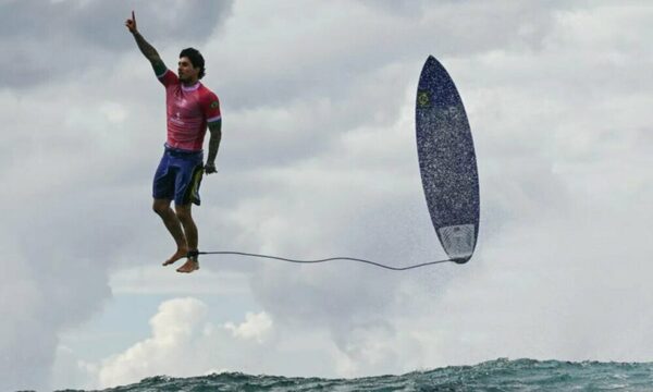 El hombre de la histórica foto del surf se lleva la medalla de bronce
