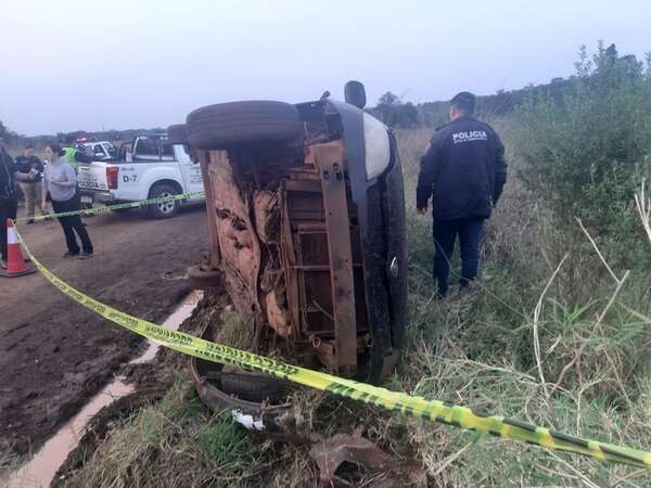Presuntos ladrones vuelcan vehículo hurtado mientras huían de la Policía en Cambyretá - Policiales - ABC Color