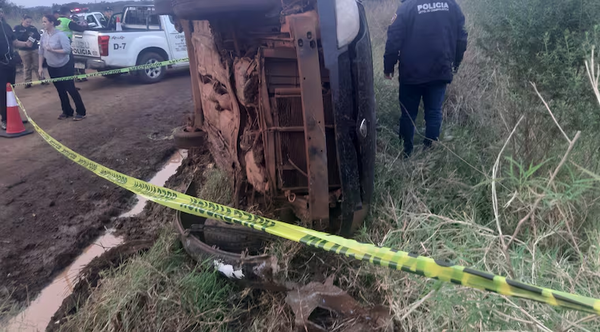 Robo de auto, persecución de película y vuelco en Encarnación - Noticiero Paraguay