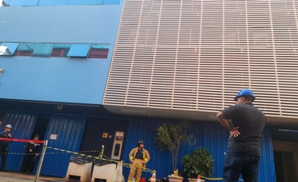 Clausuran edificio cuyo techo se derrumbó ayer y bloquean calle