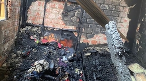 Una vivienda se incendia por completo tras la explosión un aire acondicionado
