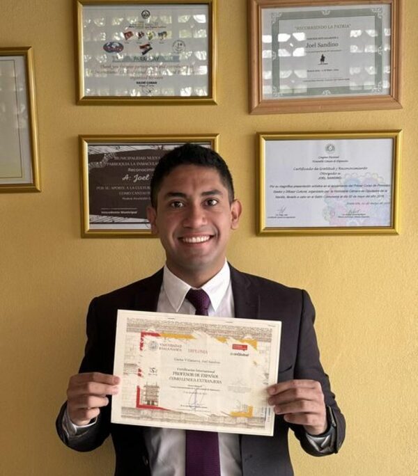 ¡Periodista y músico purea título de prestigiosa universidad española!