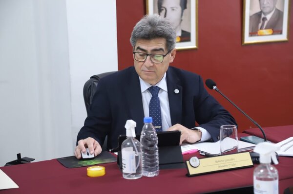 Diputado colorado González tiene a toda su parentela colgada de la función pública